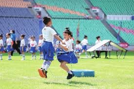 为什么捕手在投手投球前会用泥土摩搓手套以减少反光干扰